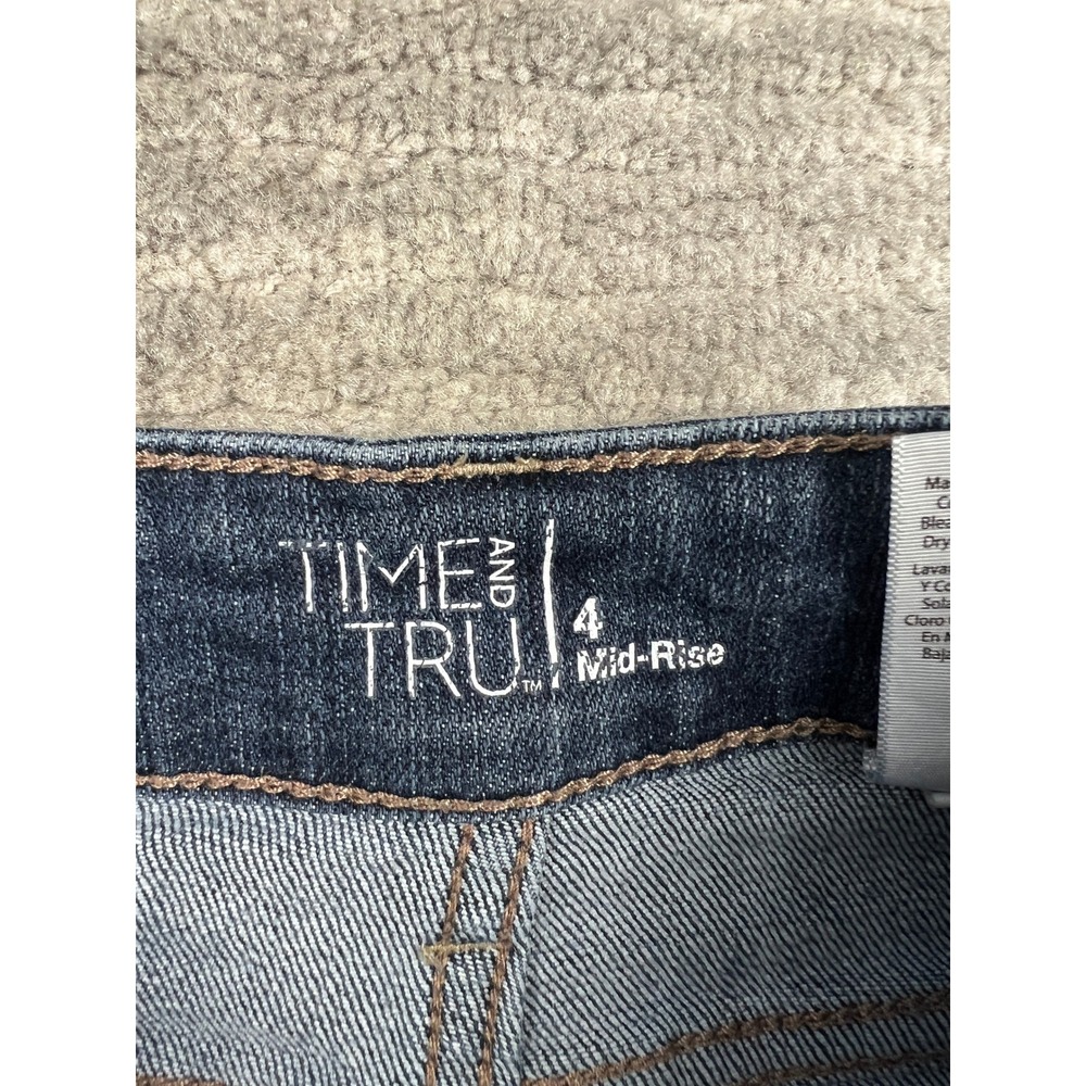 Time and Tru Denim Shorts Womens 4 Blue Mid-Rise Distressed Raw Hem Dark Wash - Picture 9 of 15